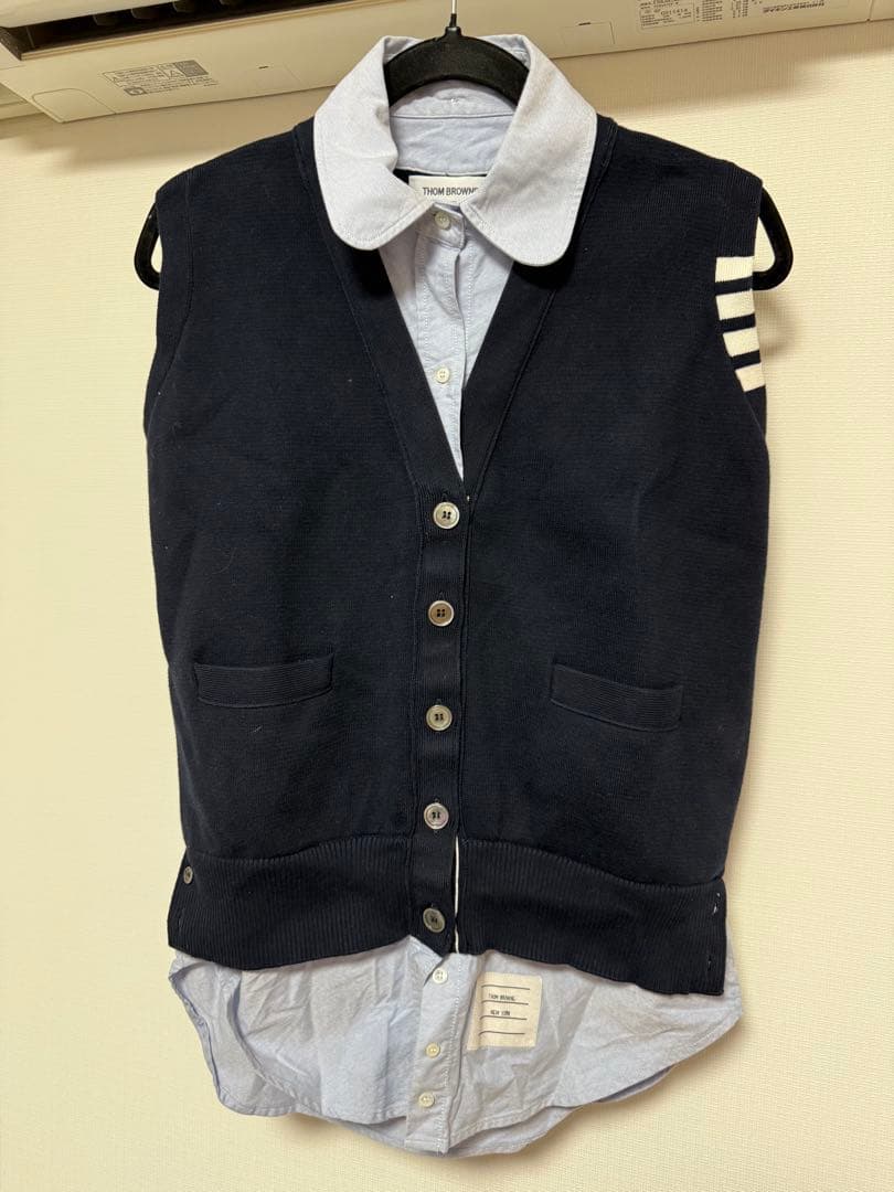 【THOM BROWNE】Vネックカーディガンとベストシャツコラボ