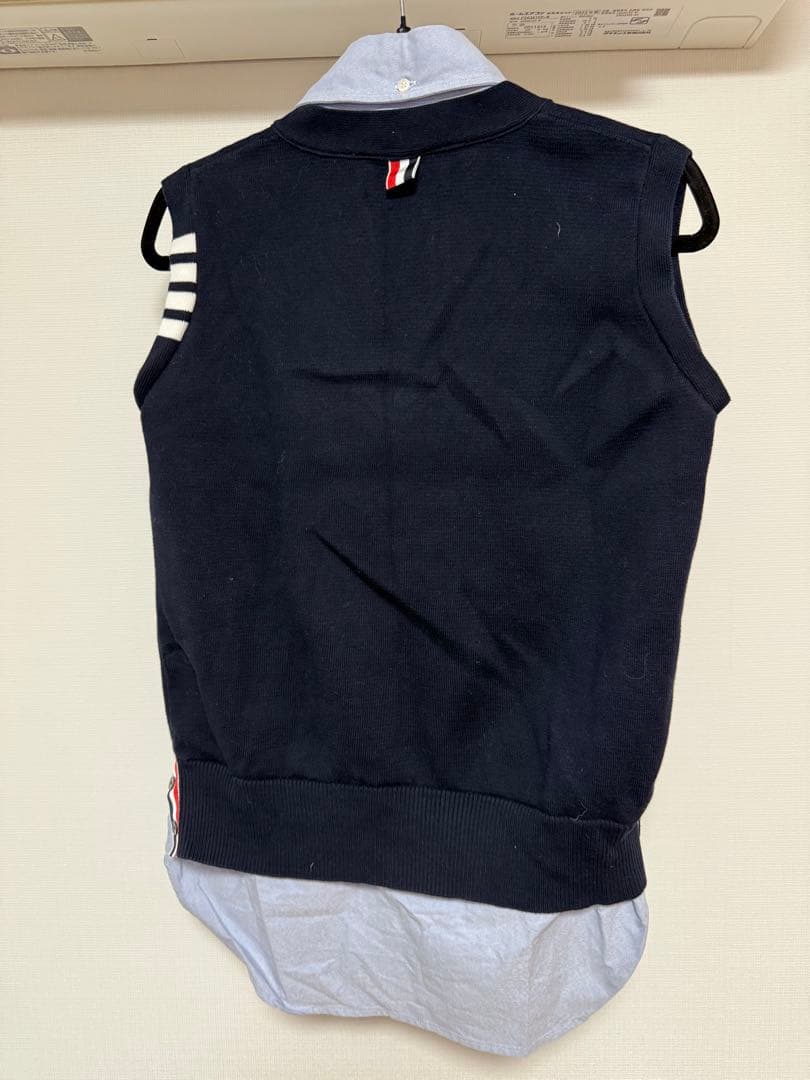 【THOM BROWNE】Vネックカーディガンとベストシャツコラボ