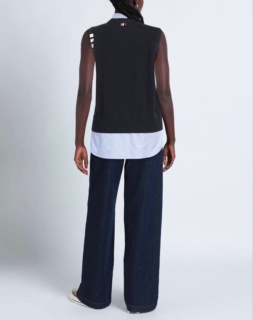 【THOM BROWNE】Vネックカーディガンとベストシャツコラボ