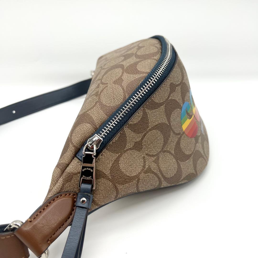 未使用級✨コーチ　ボディバッグ　ショルダー　シグネチャー　レインボー　ブラウン