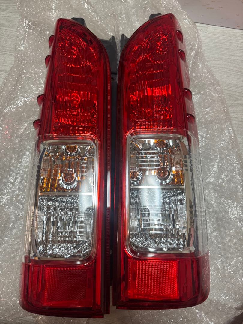 ハイエーススーパーGL7型純正テールライト 左右セット