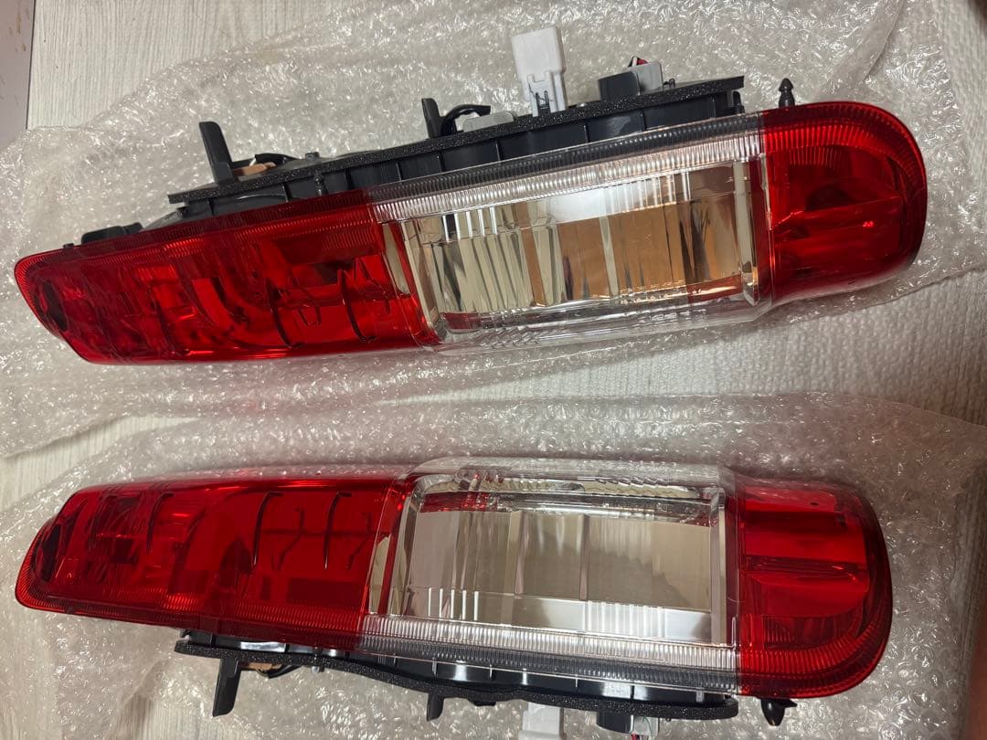 ハイエーススーパーGL7型純正テールライト 左右セット