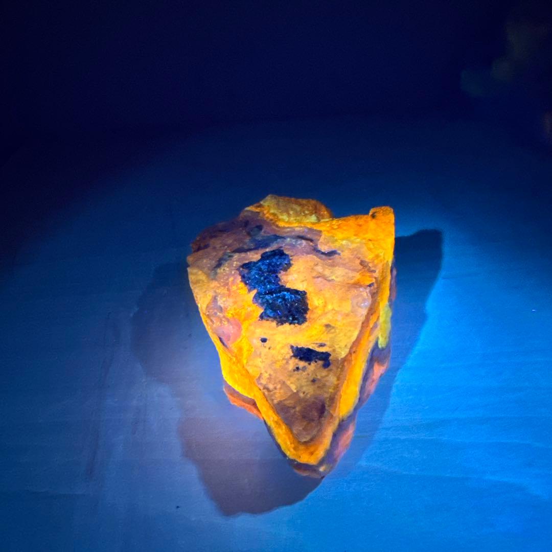 松田　2点　北海道石　然別オパール　蛍光オパール324g、84g