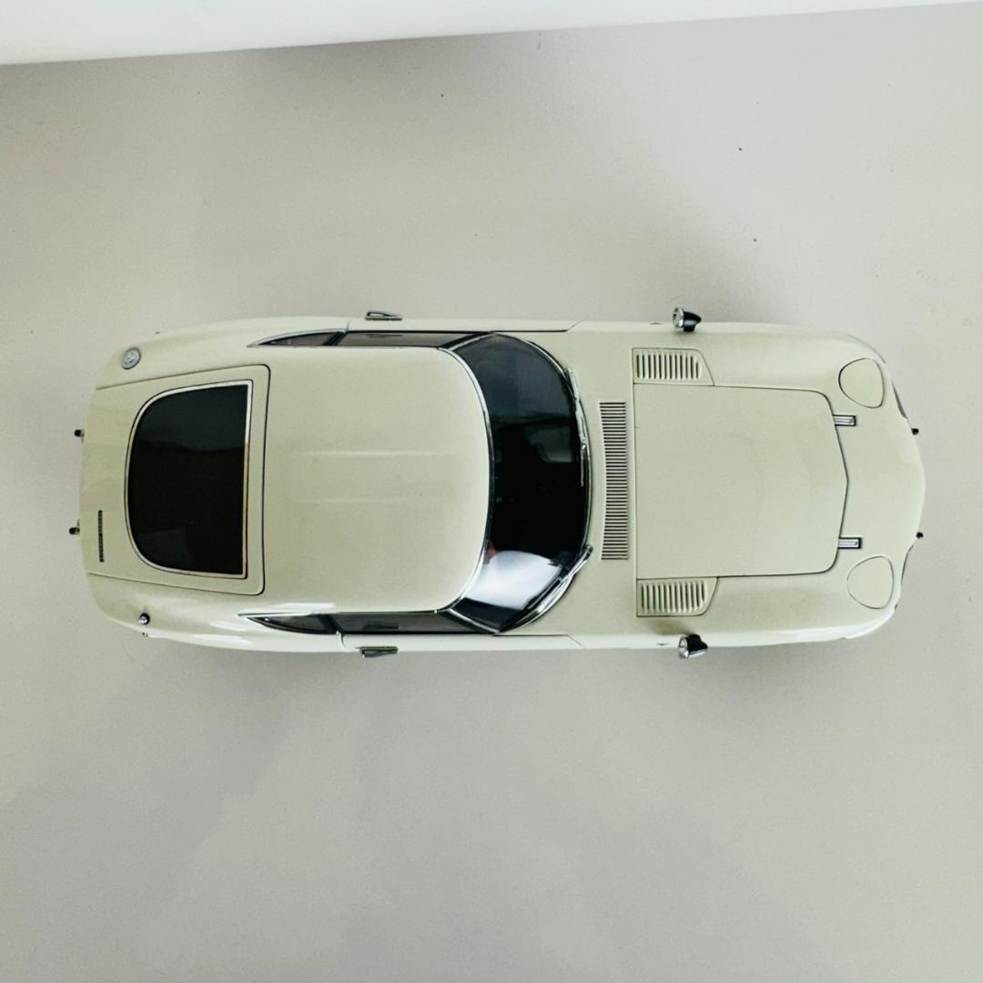 美品 1/18 オートアート トヨタ 2000GT クーペ ホワイト