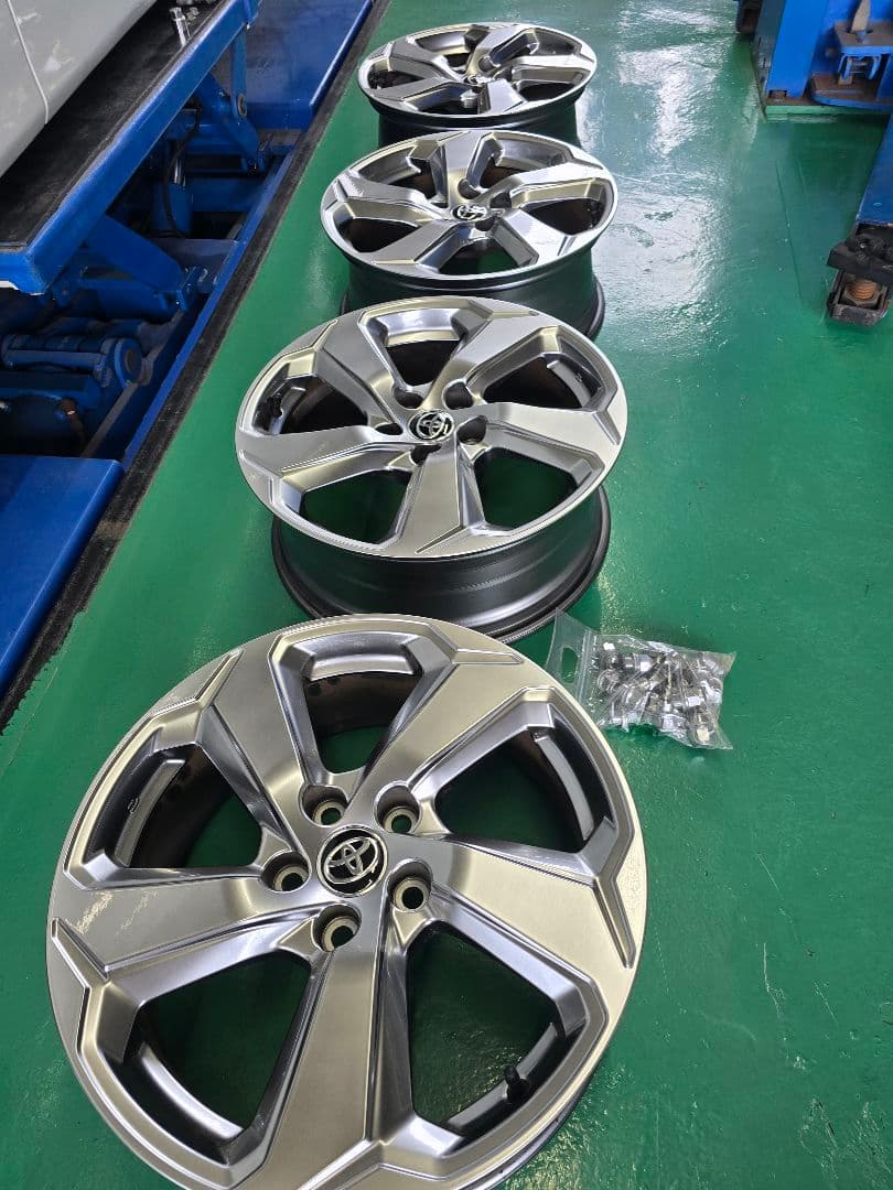 2本出品(４本セット同時販売のみ)トヨタRAV4・18インチ ホイール