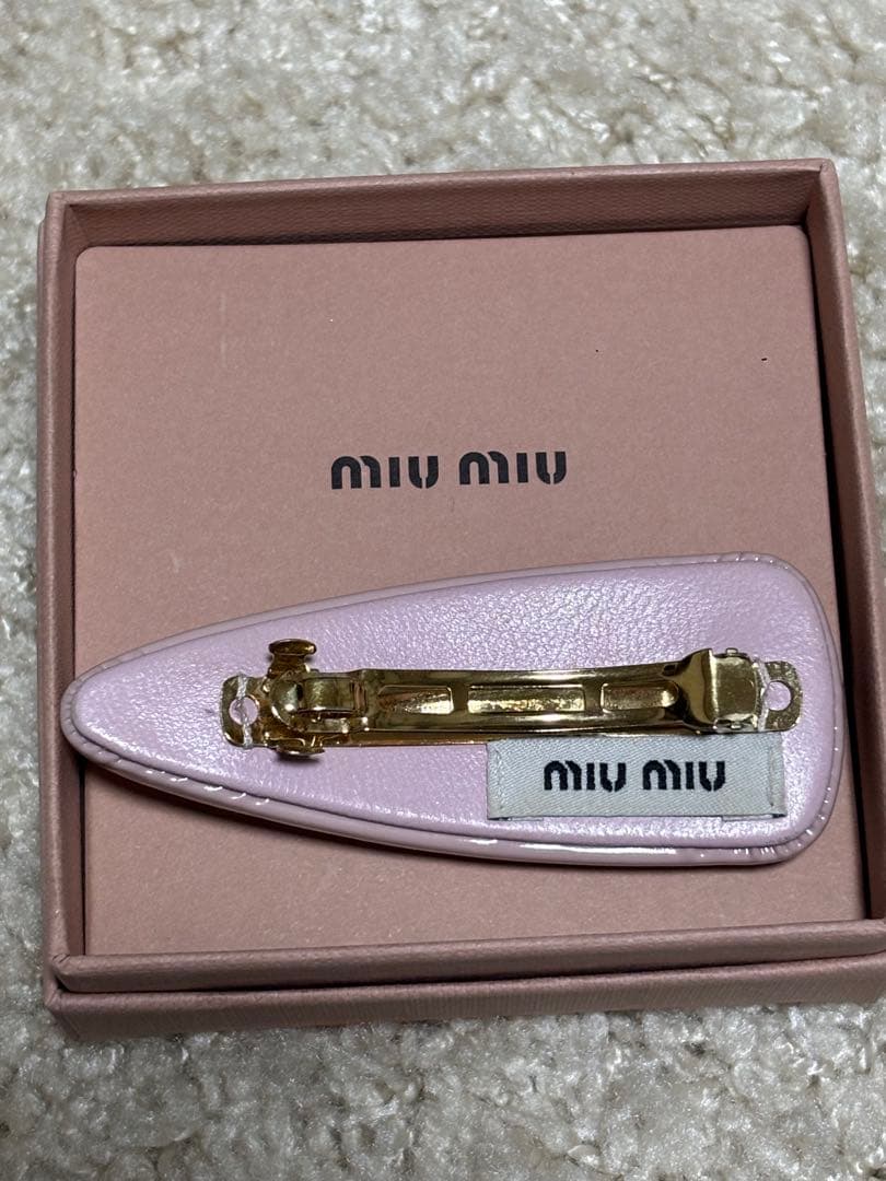 【中古】MIUMIU パテントレザー ヘアクリップ ピンク