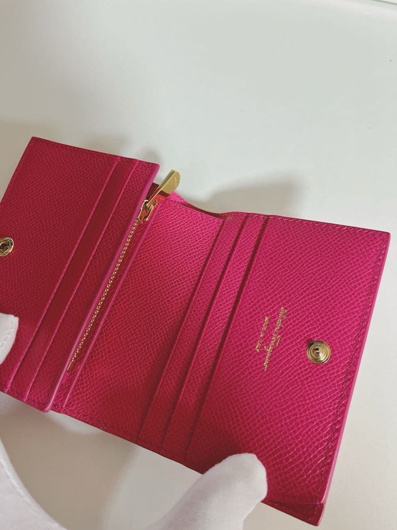 【極美品】フェラガモ　ヴァラ　リボン　二つ折り 財布