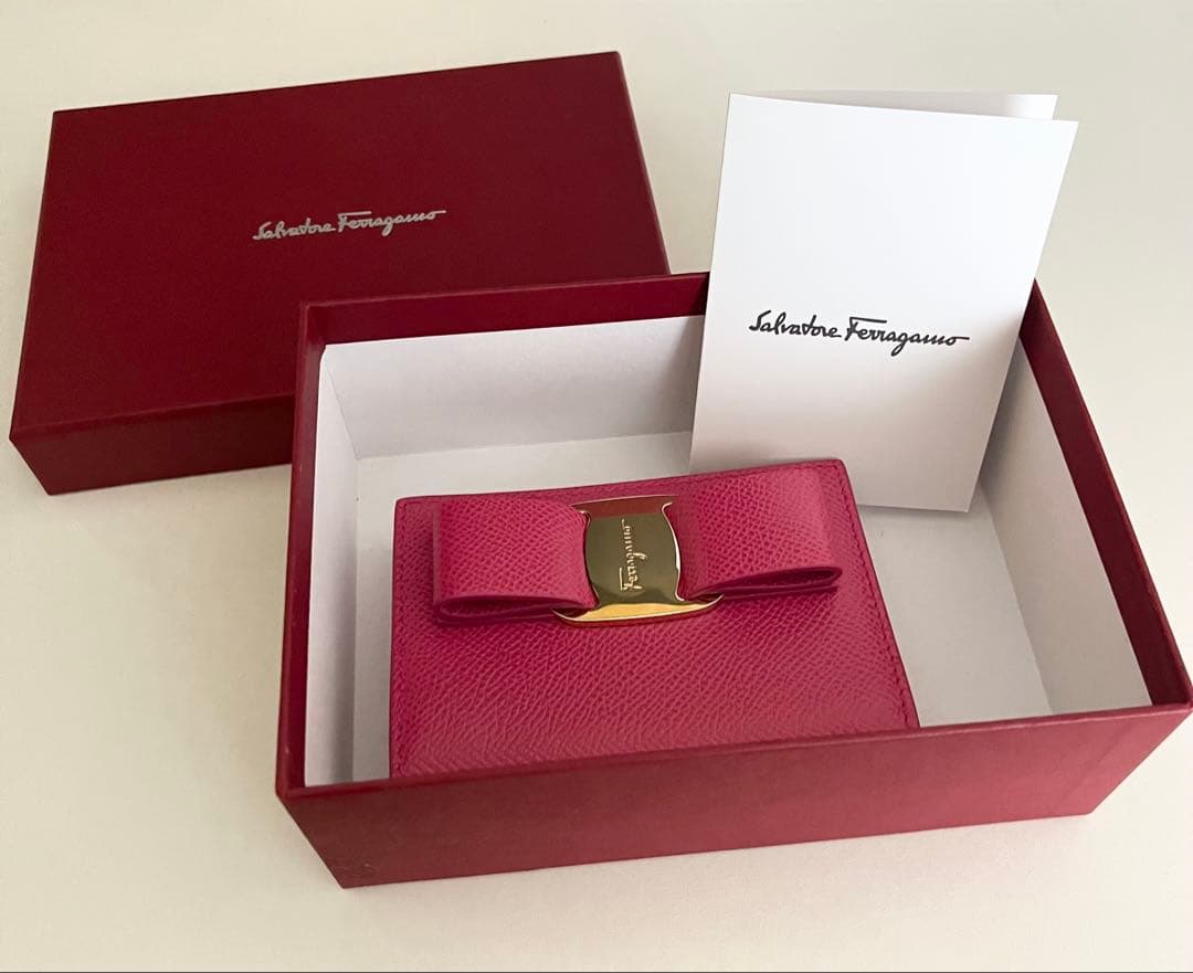 【極美品】フェラガモ　ヴァラ　リボン　二つ折り 財布