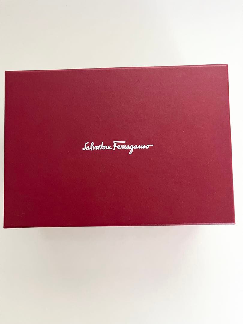 【極美品】フェラガモ　ヴァラ　リボン　二つ折り 財布
