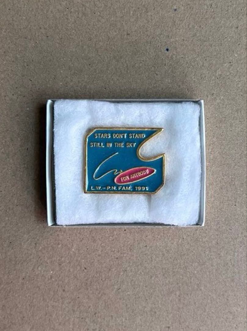 Lawrence Weiner エナメルピン