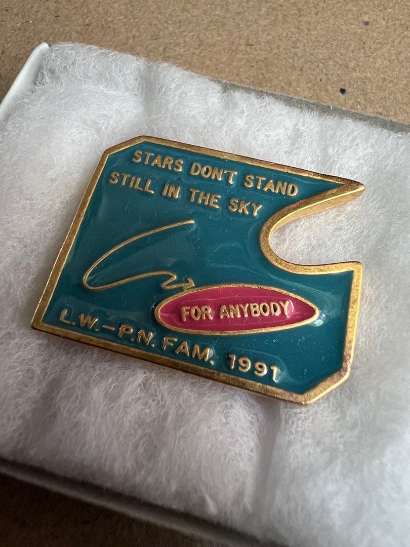 Lawrence Weiner エナメルピン