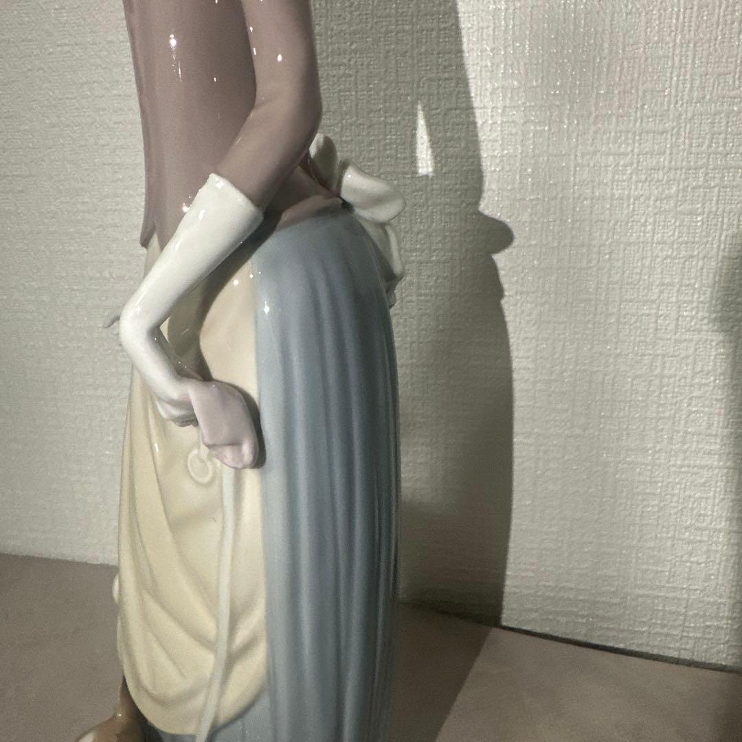 リヤドロ LLADRO【美品】フィギュリン《犬を連れた婦人》4761