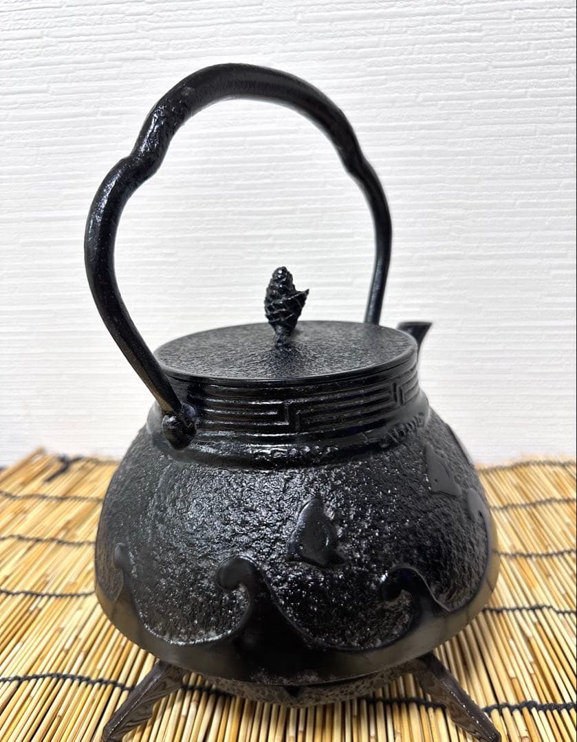 未使用、保管品、付属品付　南部岩鋳造　１８型　千鳥文様　南部鉄瓶　南部鉄器　鉄瓶