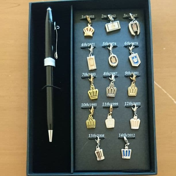 トヨタクラウンの歴代王冠マークのボールペン