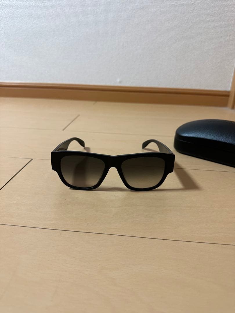 ALEXANDER MCQUEEN ブラック サングラス