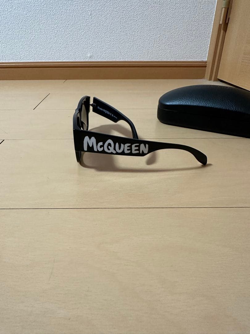 ALEXANDER MCQUEEN ブラック サングラス