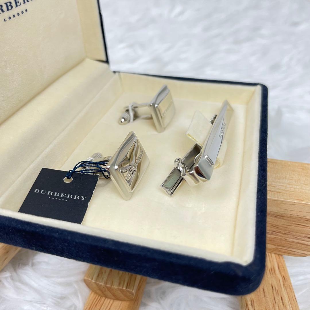 未使用級✨バーバリーロンドン✨ネクタイピン✨カフスセット✨2点✨シルバー銀
