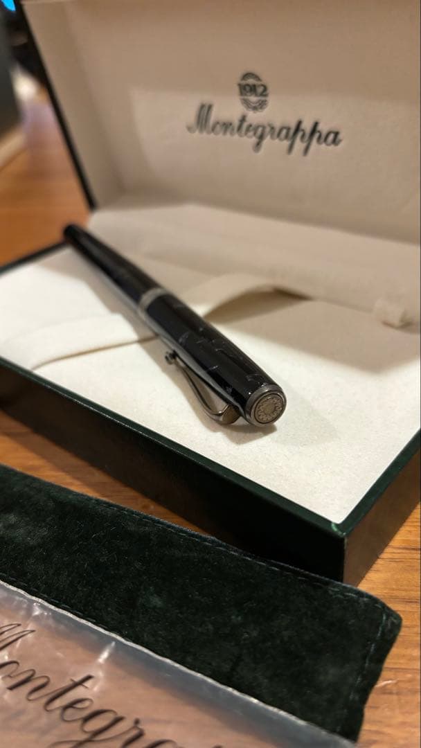新品箱入りMontegrappa 万年筆 黒 マーブル模様