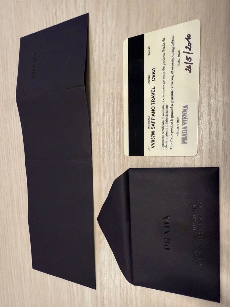 PRADA ホワイト キャリーケース