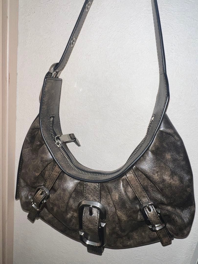 バッグ The Distressed Leather Buckle Bag