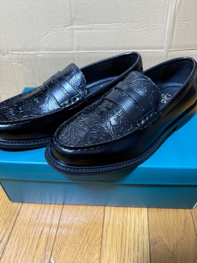 黒のエンボス加工レザー ローファー