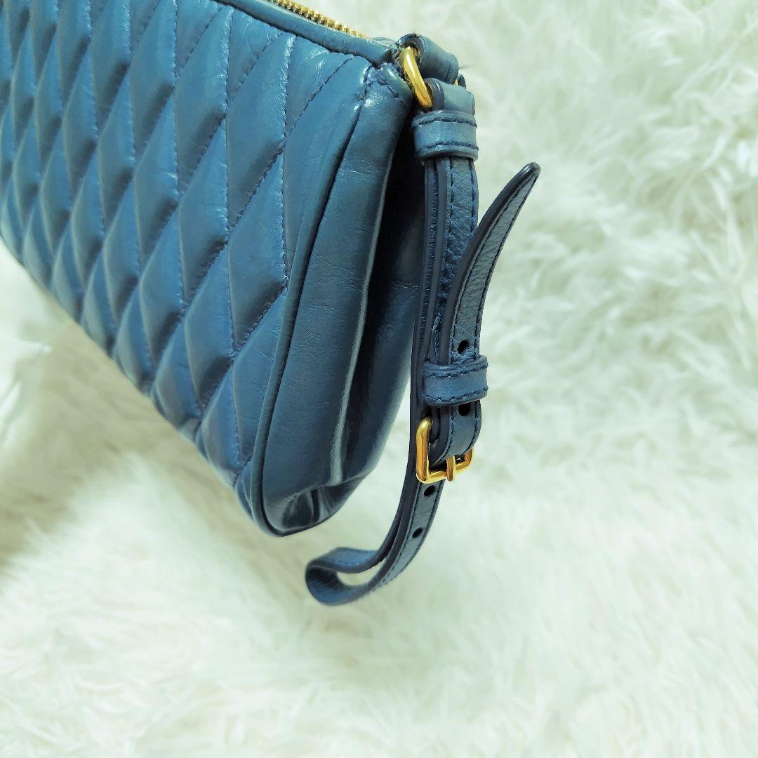 美品✨ミュウミュウ♡クラッチバッグ　キルティング　ハンドストラップ　ゴールド金具