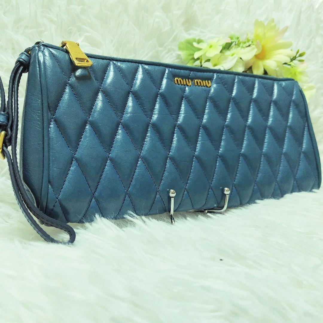 美品✨ミュウミュウ♡クラッチバッグ　キルティング　ハンドストラップ　ゴールド金具