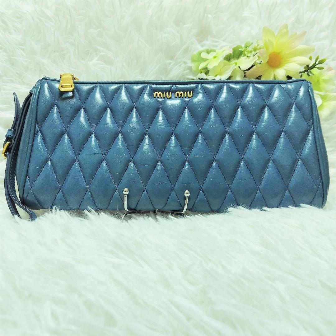 美品✨ミュウミュウ♡クラッチバッグ　キルティング　ハンドストラップ　ゴールド金具