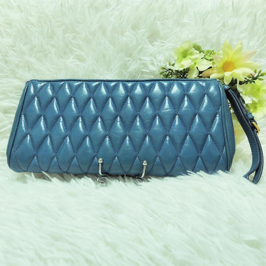 美品✨ミュウミュウ♡クラッチバッグ　キルティング　ハンドストラップ　ゴールド金具