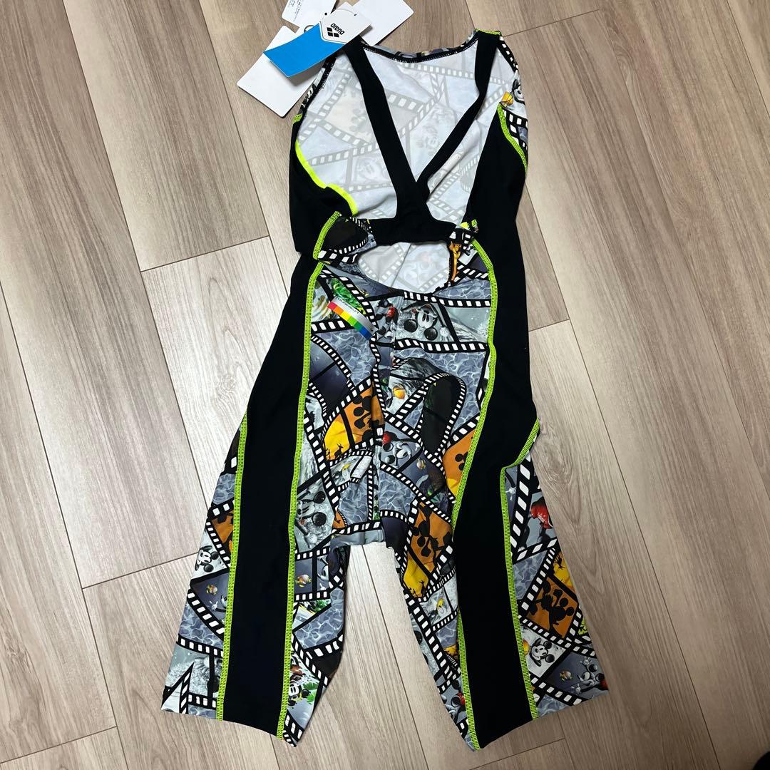 新品未使用　arena ミッキー映画フィルムデザイン スポーツ水着