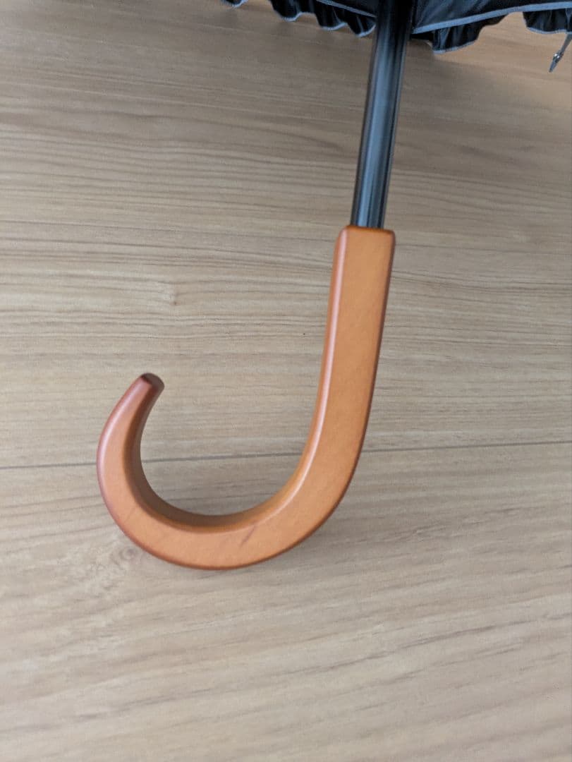 サンバリア100　折りたたみ日傘 ２段折 フリル フロスト　グレー　木曲がり手元