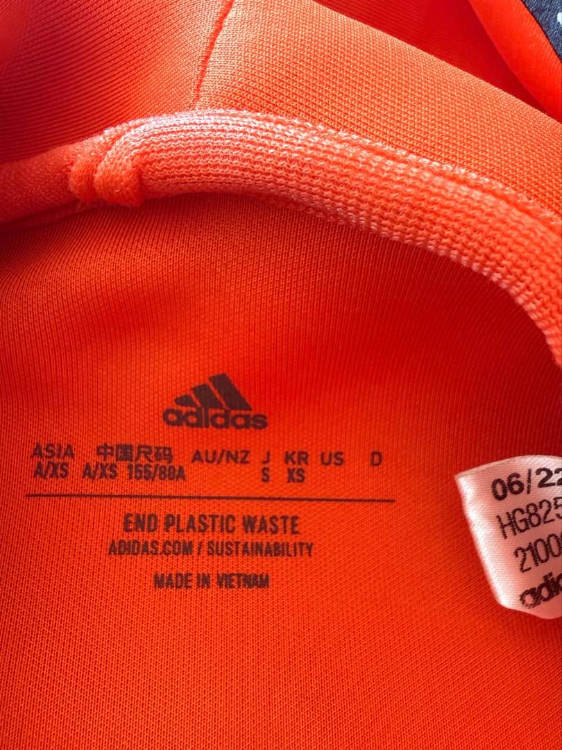 adidas オレンジ フード付きトレーナーとスカート上下