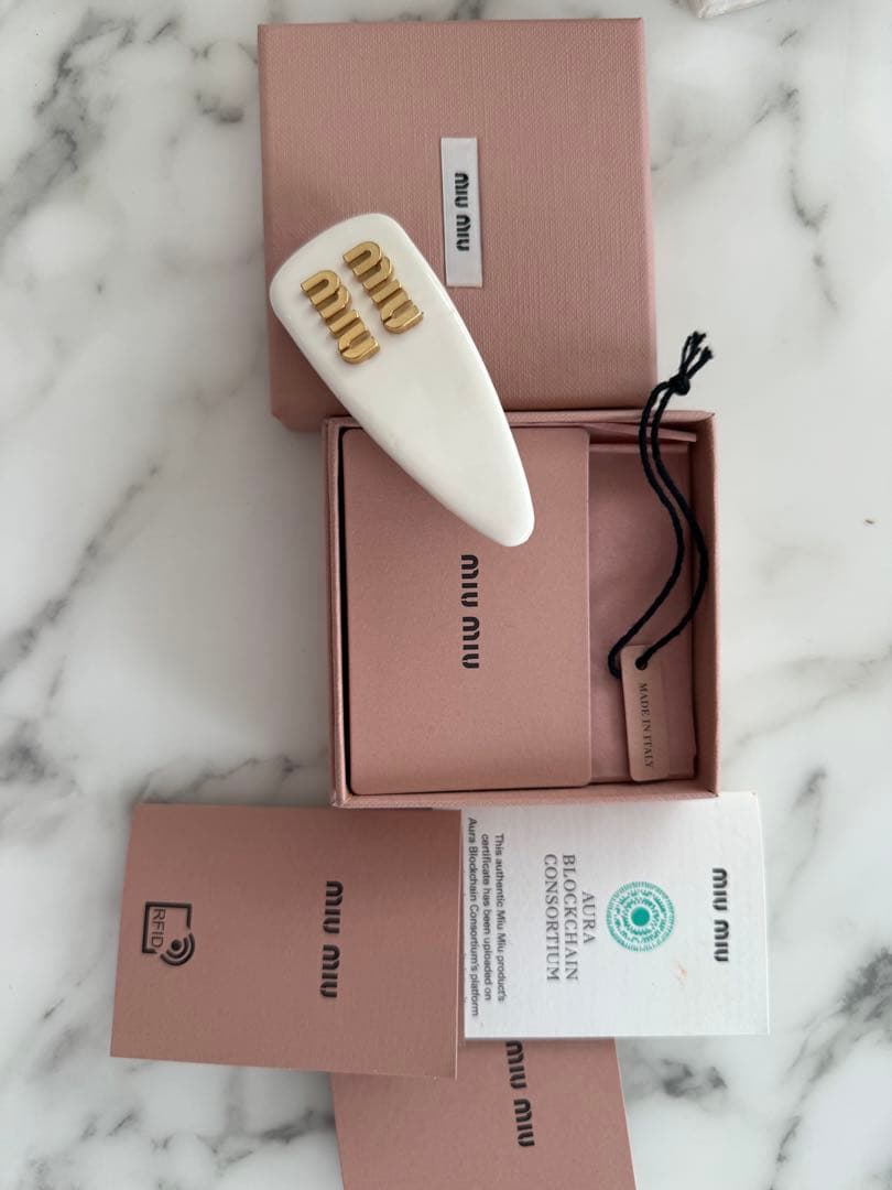 miu miu ヘアピン ホワイト ゴールドロゴ