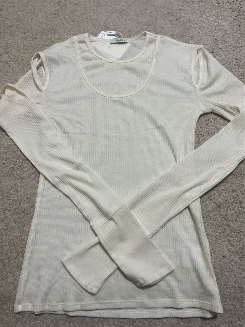 CLANEクラネ　LAYERED SHOULDER CUT TOPS カットソー