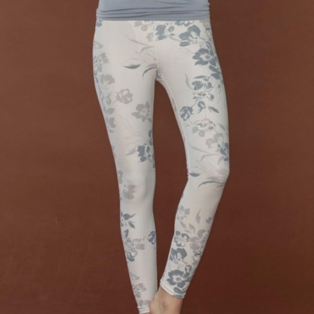 ジュリエ レギンス 0 ヨガウェア スパッツ ホットヨガ タイツ 花柄 白系