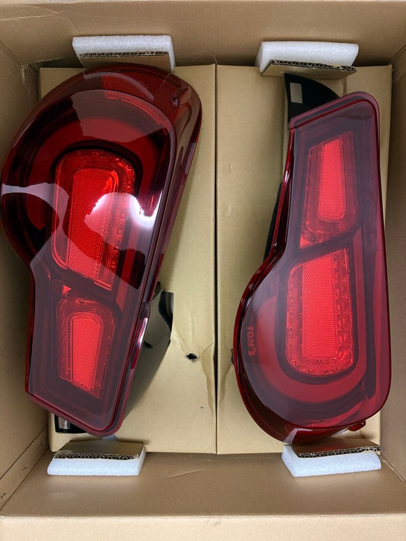 【本日のみ値下げ価格】絶版　TOM'S LEDテールランプ　86 BRZ