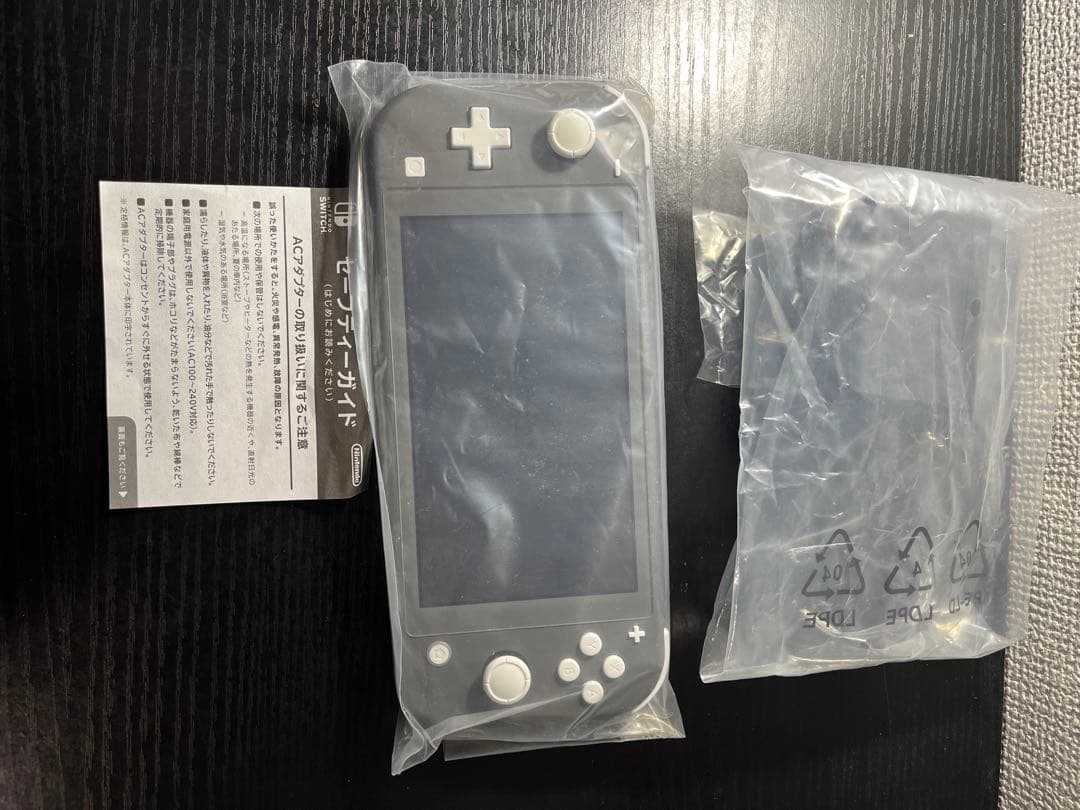 グレーの Nintendo Switch Lite、充電器 付き 大和桜