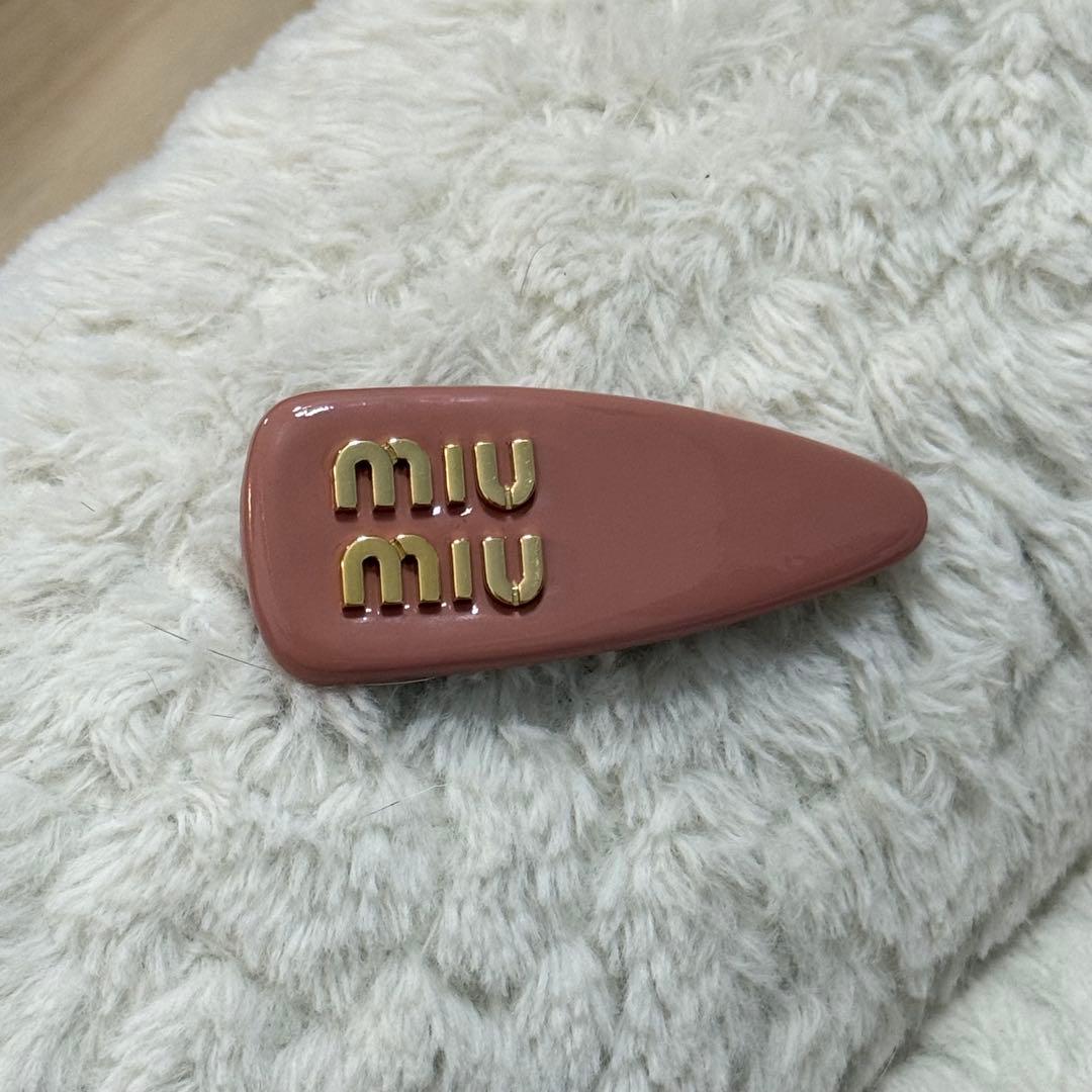 MIU MIU ピンク パテントレザー ヘアクリップ　バレッタ