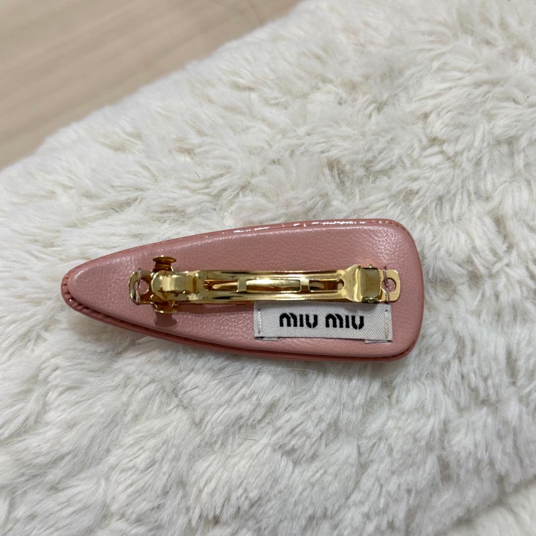 MIU MIU ピンク パテントレザー ヘアクリップ　バレッタ