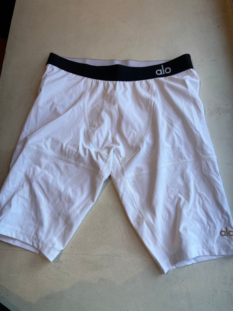 【新品未使用】alo Yoga パンツ　ブラックとホワイト　2点セット