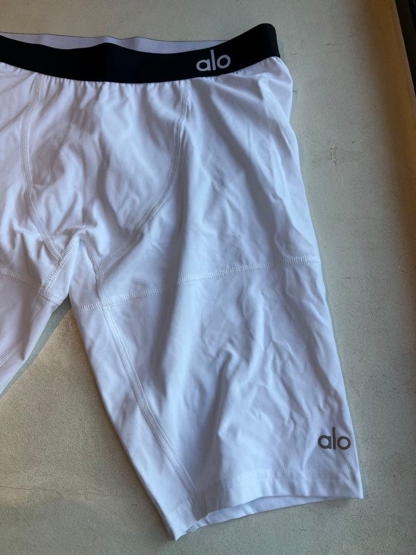 【新品未使用】alo Yoga パンツ　ブラックとホワイト　2点セット