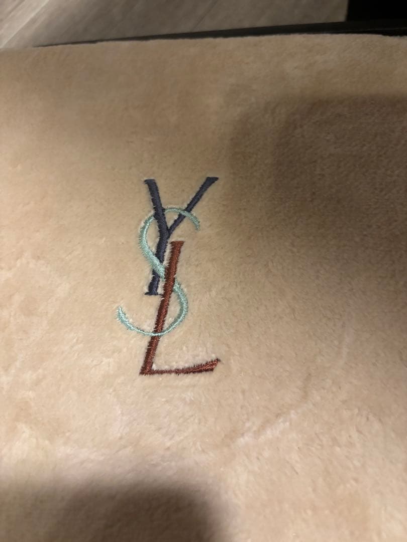 Y Yves Saint Laurentシーツ、UGGブーツまとめて