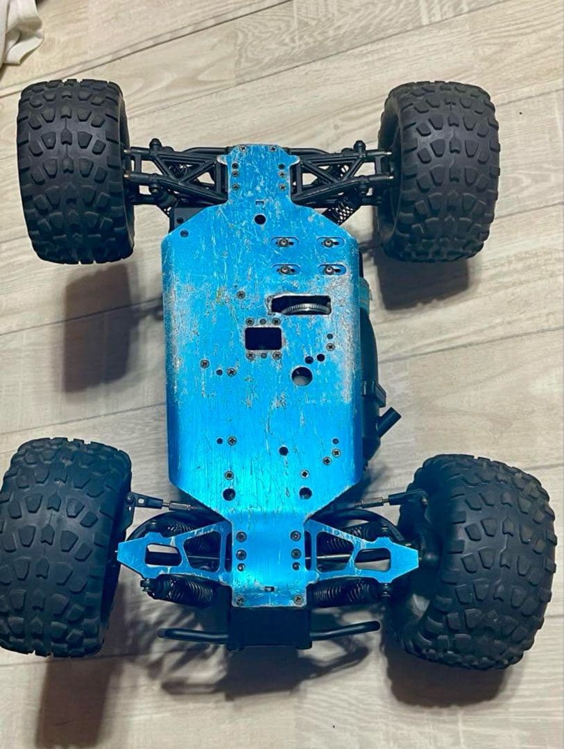 ホビーラジコンカー 冷却エンジン搭載