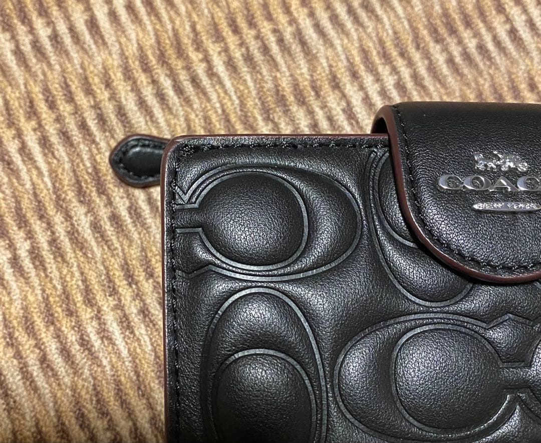 COACH エンボス加工 ブラック 二つ折り財布