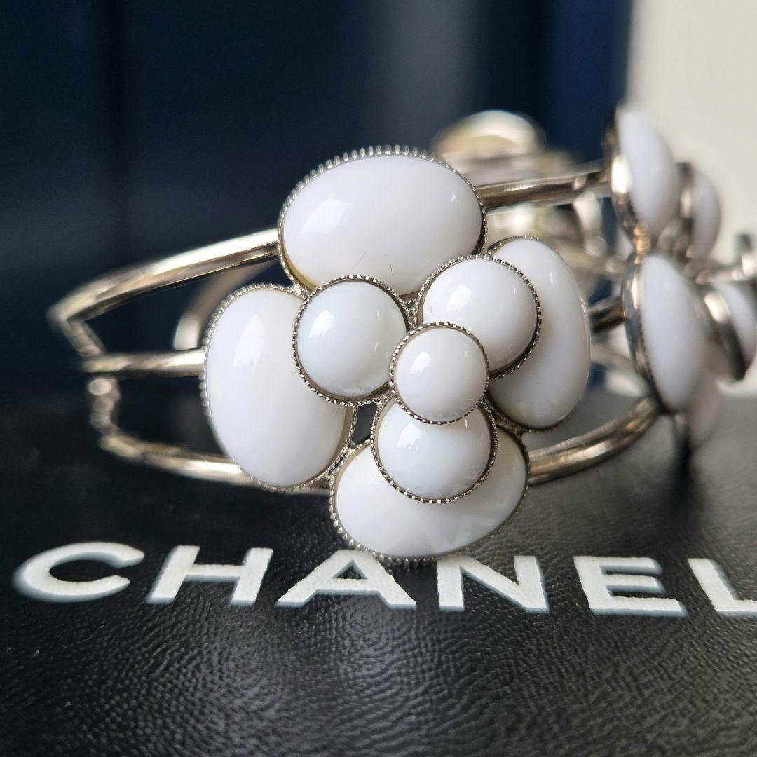 ⭐CHANEL⭐　シャネル　カメリア　バングル　ストーン　ホワイト　98C