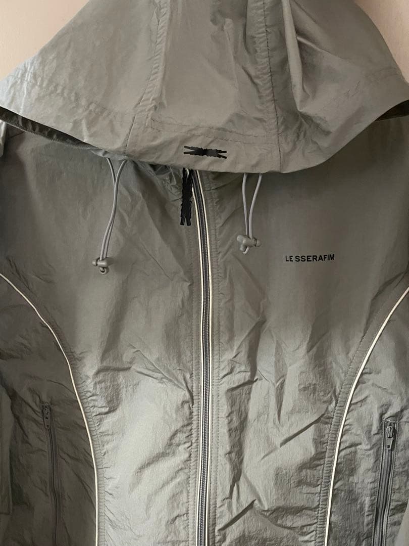 LE SSERAFIM フード付きウィンドブレーカー グレー