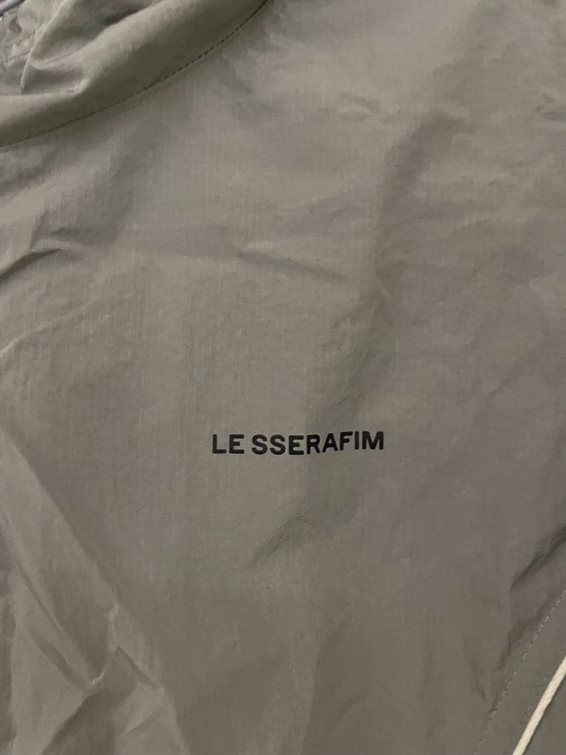 LE SSERAFIM フード付きウィンドブレーカー グレー