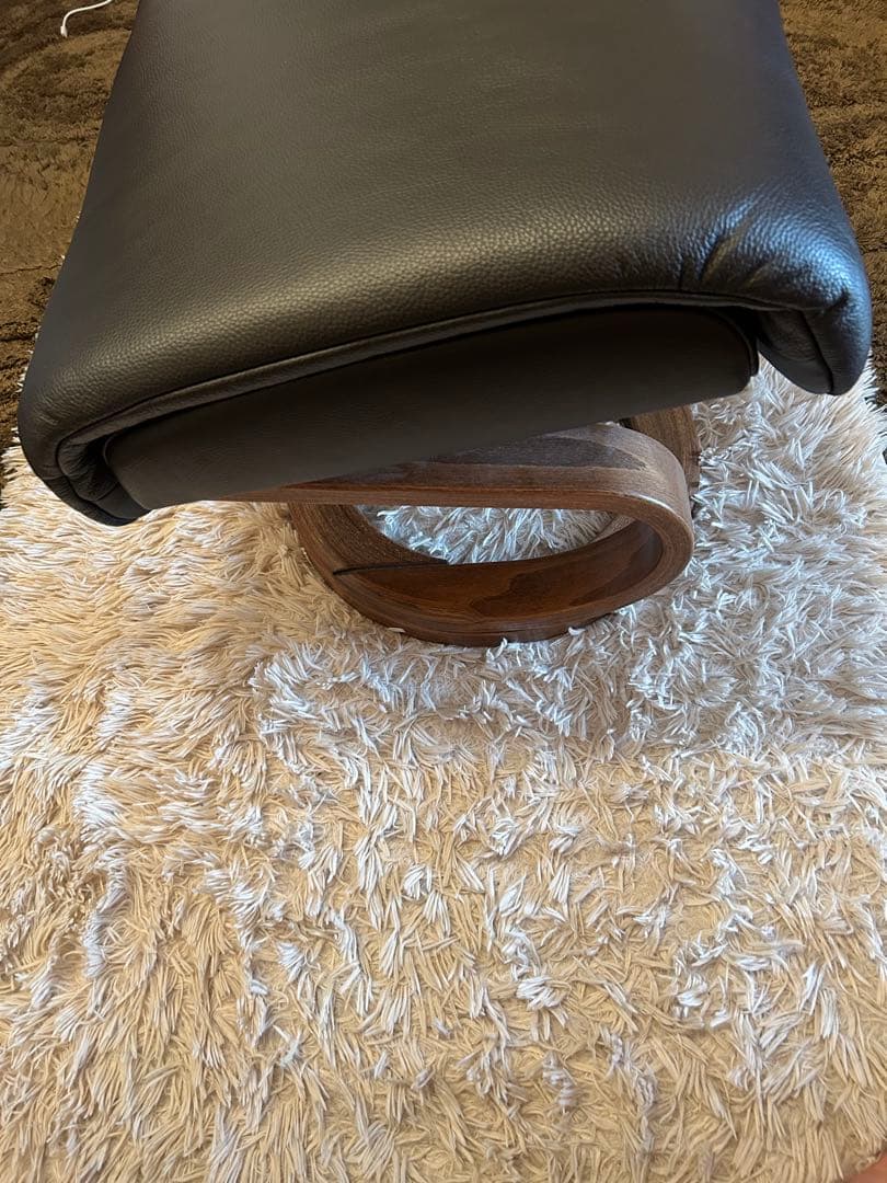 ヒモラ黒レザーオットマン 曲線木製脚