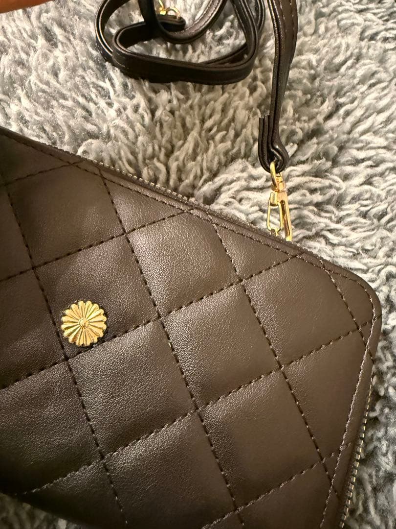 【新品未使用】菊の御紋　キルティング スマホショルダーバッグ黒　Wファスナー財布