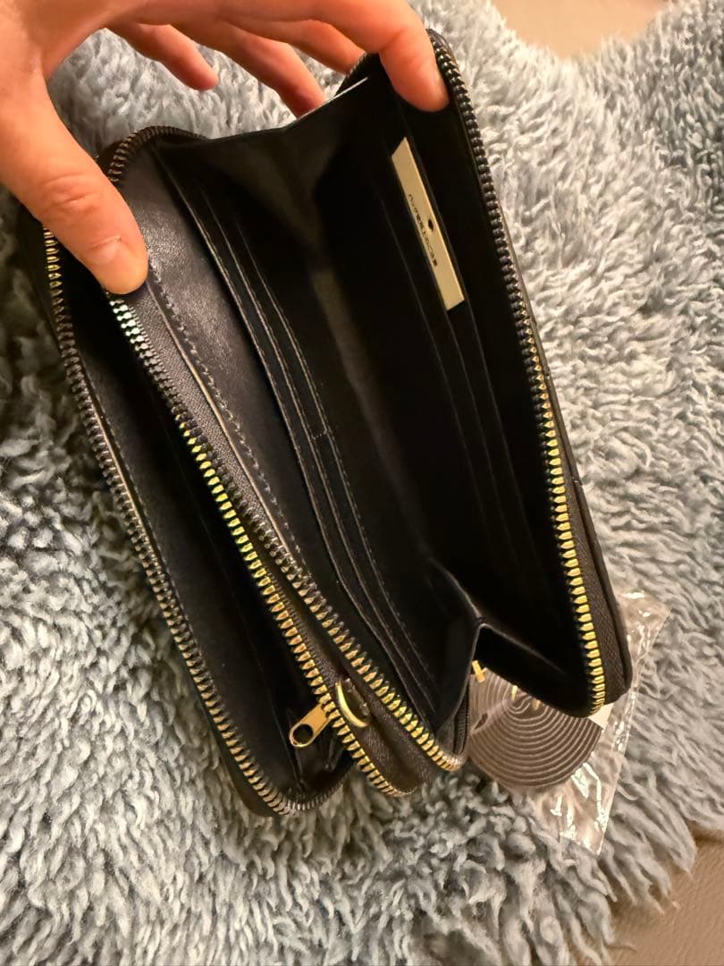 【新品未使用】菊の御紋　キルティング スマホショルダーバッグ黒　Wファスナー財布